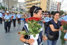 Antalyada Polis eylemcilere güller dağıttı