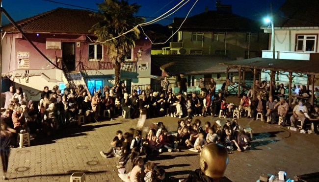Dedeler Köyü'nde, Öğrencilerin Açık Hava Sineması Keyfi!..