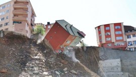 4 Katlı bina çöktü.