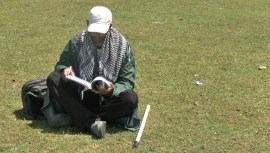 Üniversiteli çoban, hayvanları otlatırken KPSSye çalışıyor