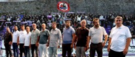 Hedef, Sahada Mücadele Eden Tribünde Kenetlenen Bir Takım..